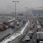 Imagen de archivo de un atasco de tráfico a la salida de Madrid en la campaña de Navidad de 2021. 