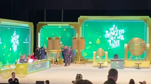 La mesa del Sorteo ha quedado constituida y las bolas ya están en los bombos