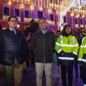El alcalde de Sevilla, José Luis Sanz, con el nuevo servicio de serenos
