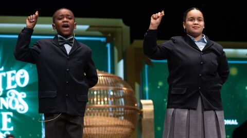 Unos niños cantan un quinto premio