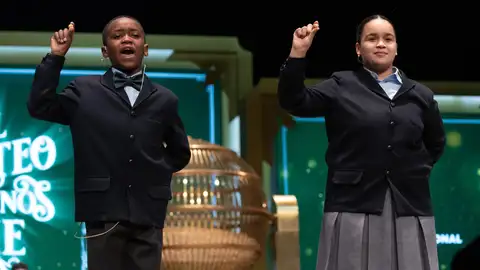 Unos niños cantan un quinto premio Unos niños cantan un quinto premio