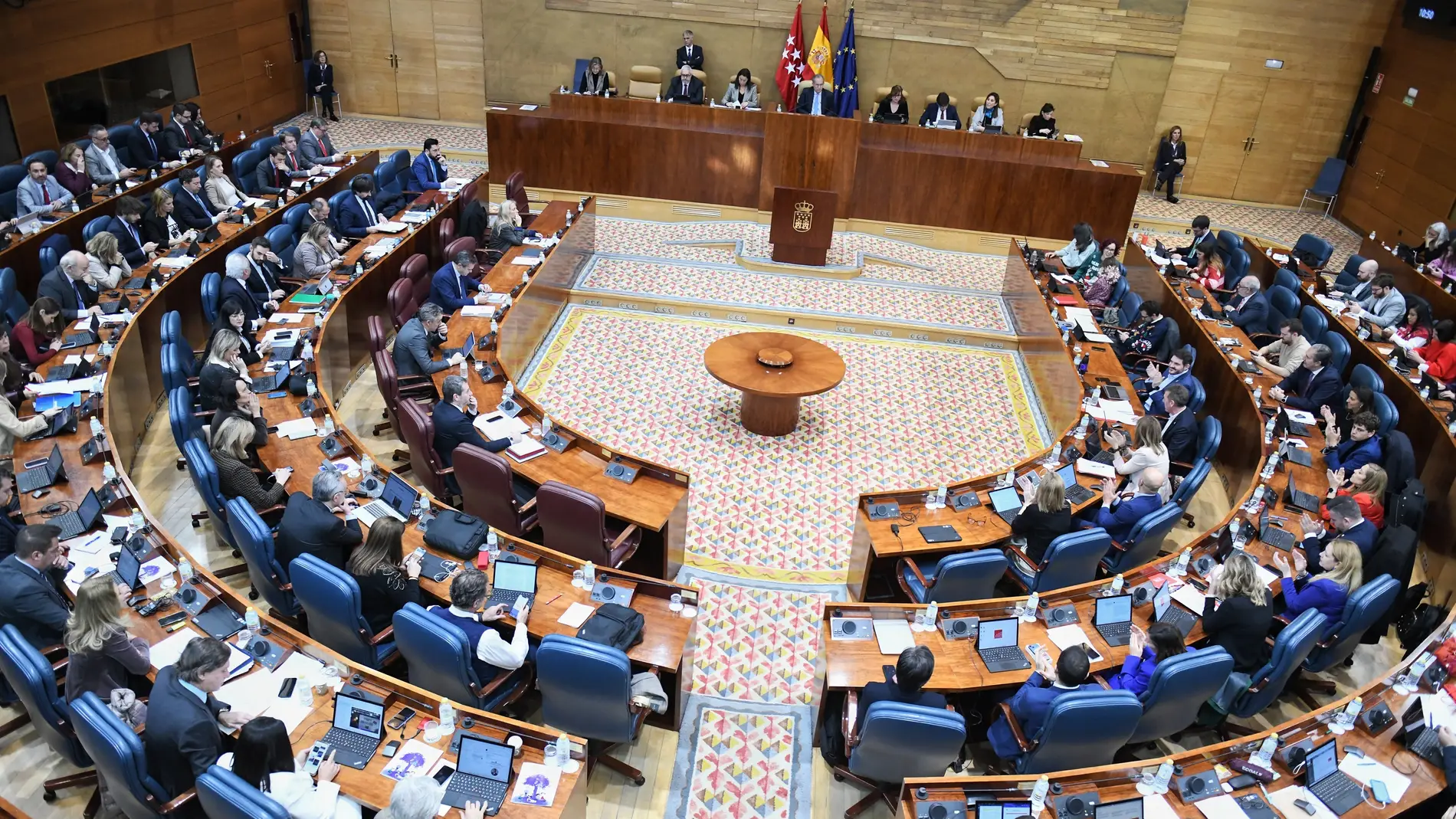 La Asamblea de Madrid aprobará los Presupuestos, la ley Ómnibus y modificará la ley LGTBI 