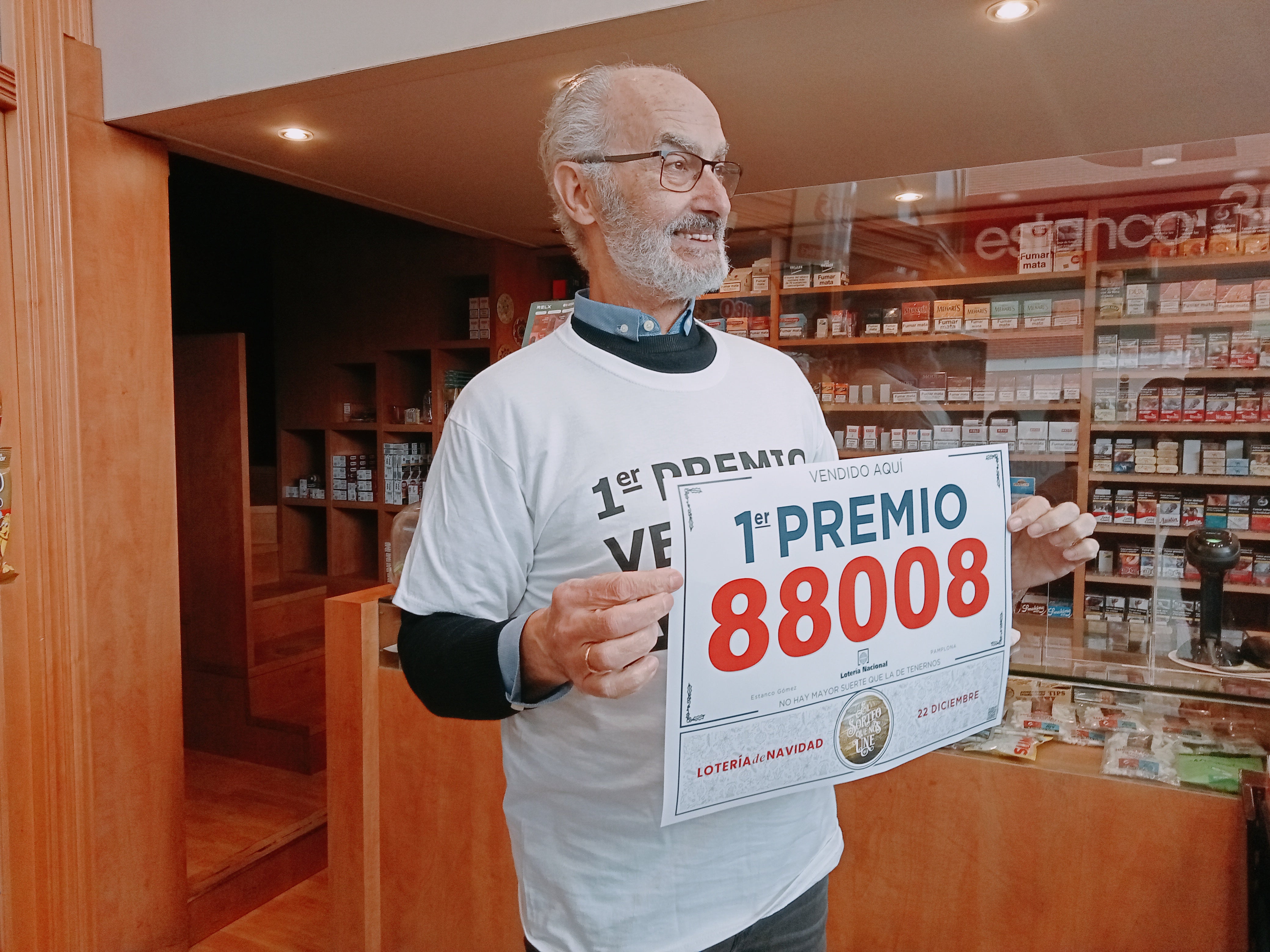 Santiago Gómez, vendedor de tres décimos del Gordo: "El número es feo de rabiar" Santiago Gómez, vendedor de tres décimos del Gordo: "El número es feo de rabiar"