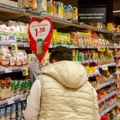 Imagen de archivo de una mujer comprando en un supermercado