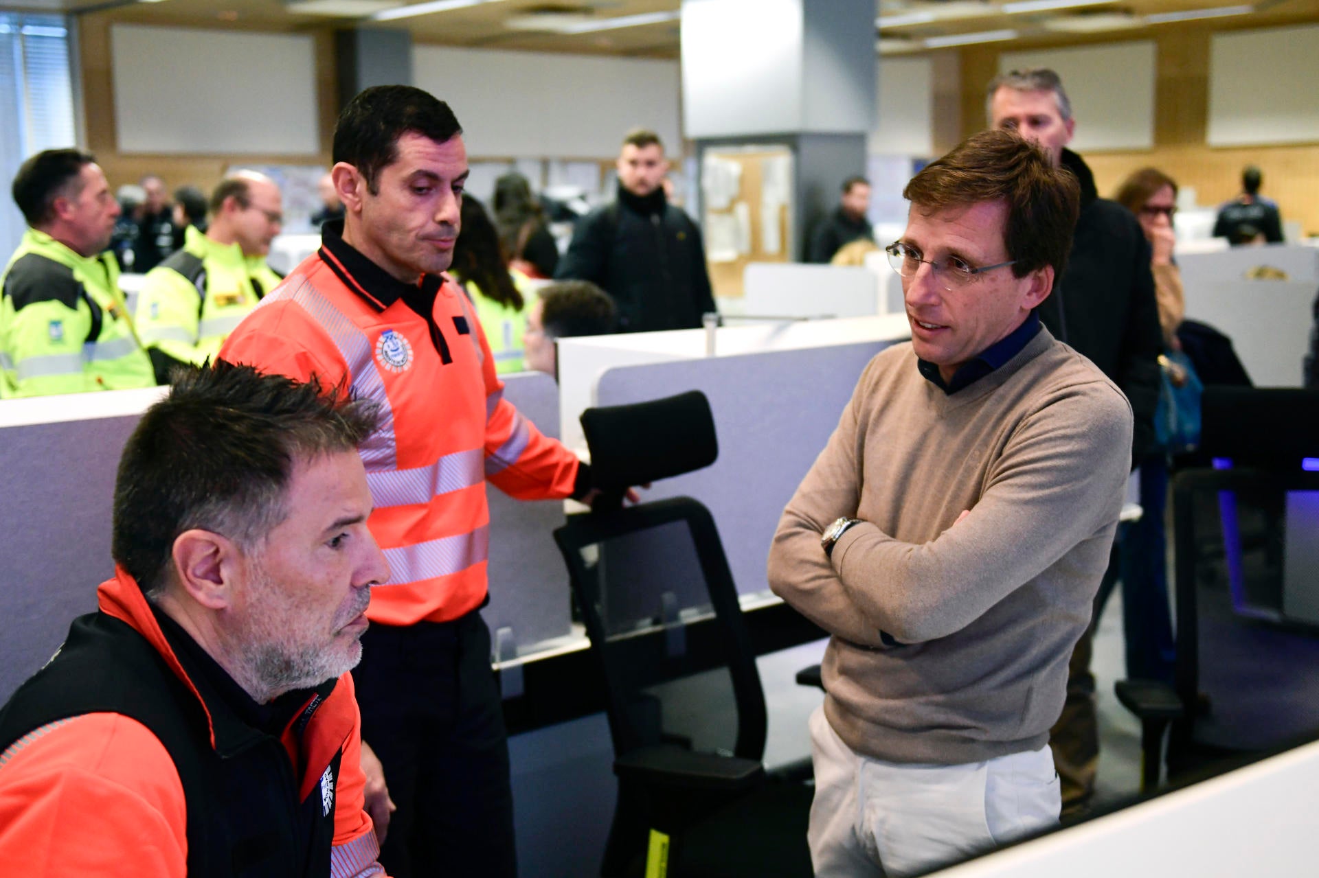 Almeida responde a Abascal que "quien hace el juego a la izquierda" es Ortega Smith e insiste en que dimita Almeida responde a Abascal que "quien hace el juego a la izquierda" es Ortega Smith e insiste en que dimita