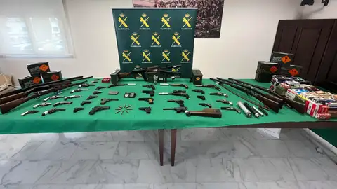 La Guardia Civil ha desmantelado una trama delictiva dedicada a la fabricación ilícita y al tráfico de armas y municiones La Guardia Civil ha desmantelado una trama delictiva dedicada a la fabricación ilícita y al tráfico de armas y municiones