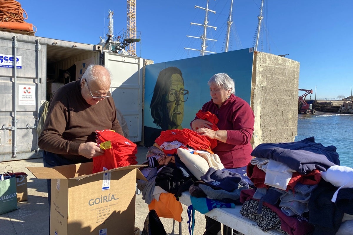 L'Aurora Grup de Suport recoge en Burriana toneladas de ropa para diversos proyectos humanitarios en toda Europa L'Aurora Grup de Suport recoge en Burriana toneladas de ropa para diversos proyectos humanitarios en toda Europa