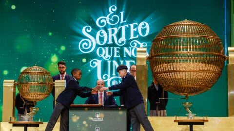 Dos ni&ntilde;os de San Ildefonso cantan los n&uacute;meros en el pasado sorteo de la loter&iacute;a de Navidad/ EFE/ J.J. Guill&eacute;n