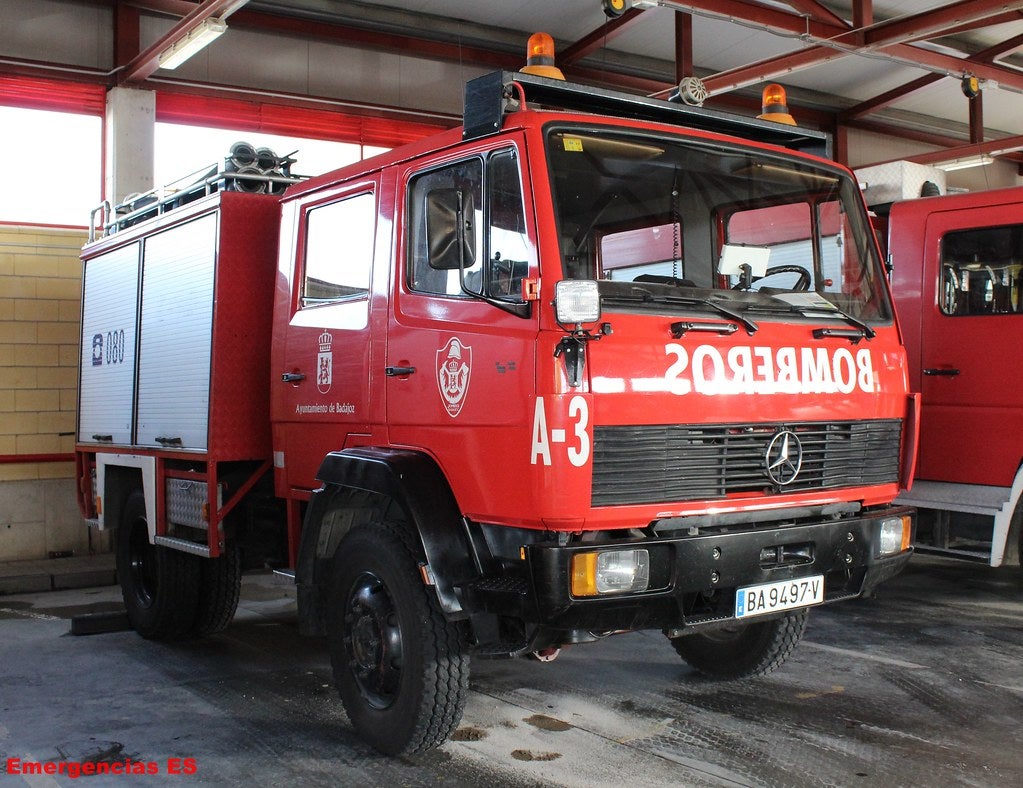 Tres vehículos afectados en un incendio en Las Vaguadas de Badajoz durante la Nochebuena Tres vehículos afectados en un incendio en Las Vaguadas de Badajoz durante la Nochebuena
