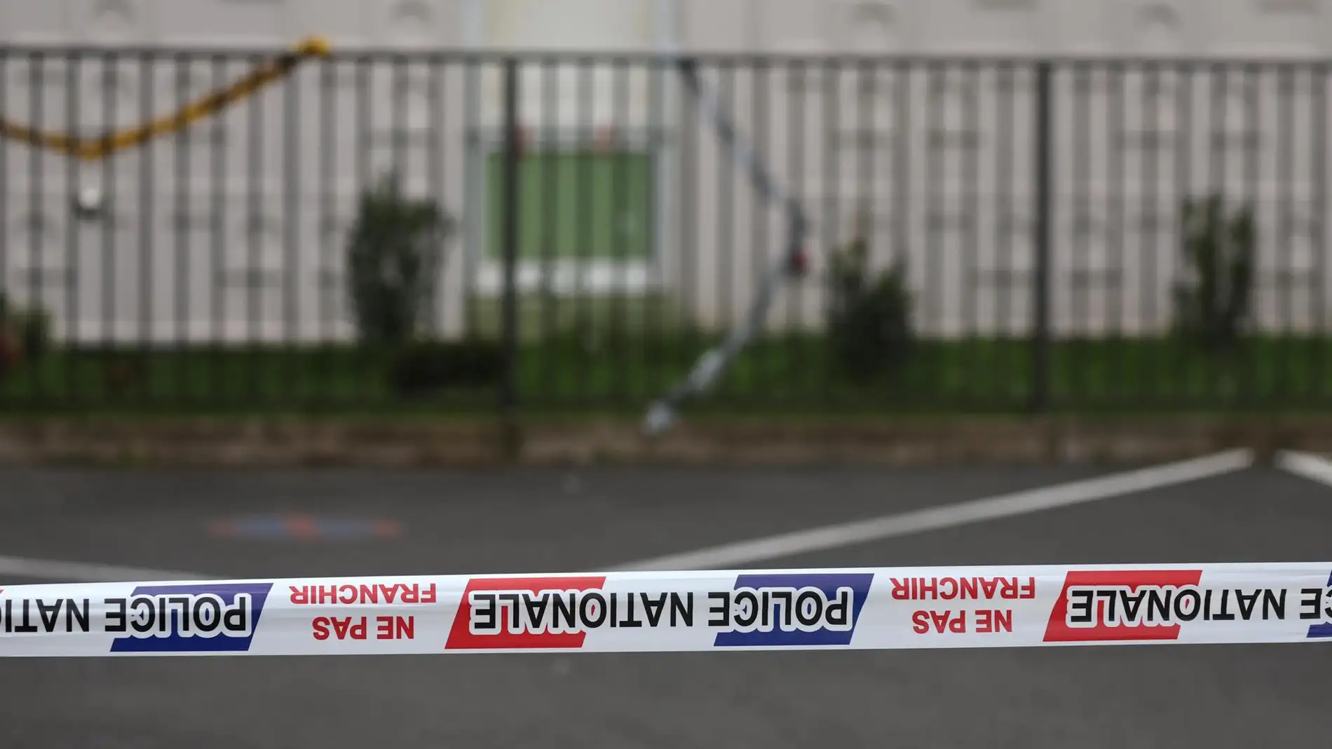 La policía francesa acordona una zona frente a un edificio donde se encontraron cinco cadáveres en Meaux, cerca de París