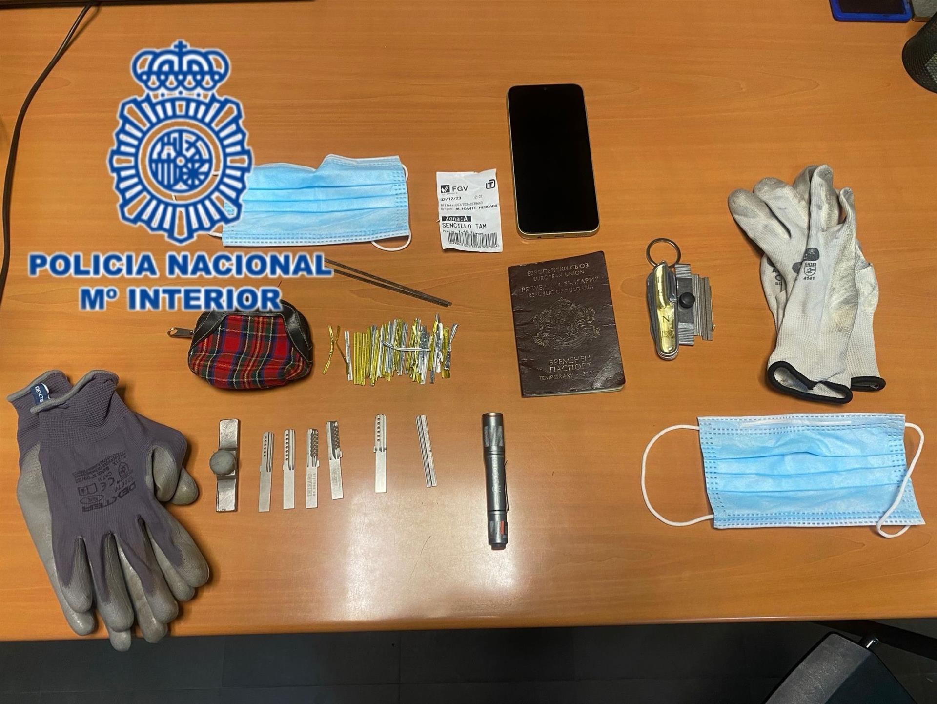 La Policía Nacional sorprende a dos individuos tras robar en una vivienda de Alicante La Policía Nacional sorprende a dos individuos tras robar en una vivienda de Alicante
