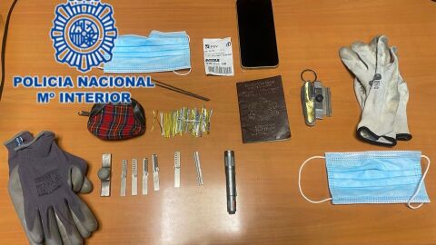 Los objetos intervenidos a los dos detenidos