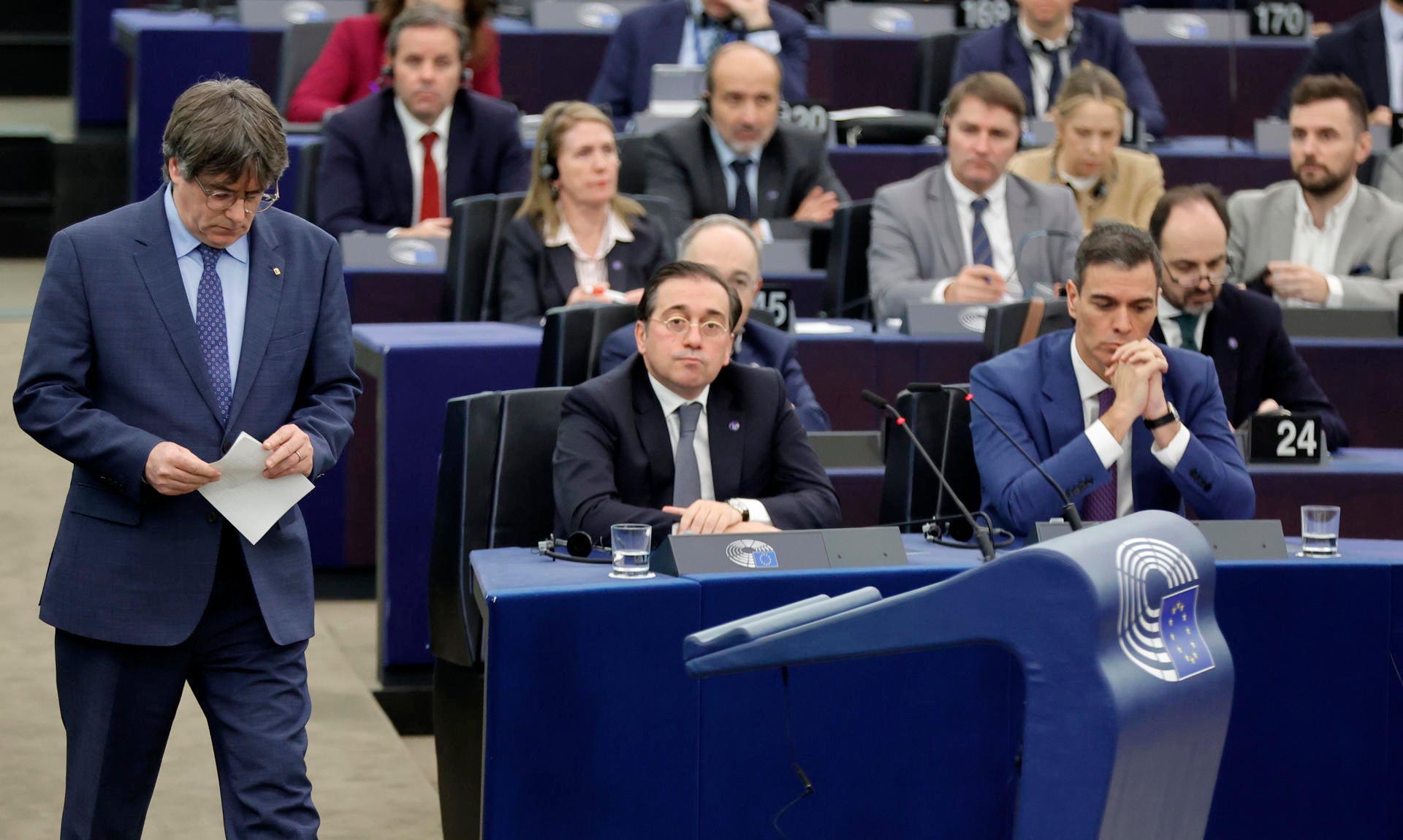 Puigdemont vuelve a amenazar con una moción de censura si Sánchez no cumple sus compromisos en un año Puigdemont vuelve a amenazar con una moción de censura si Sánchez no cumple sus compromisos en un año