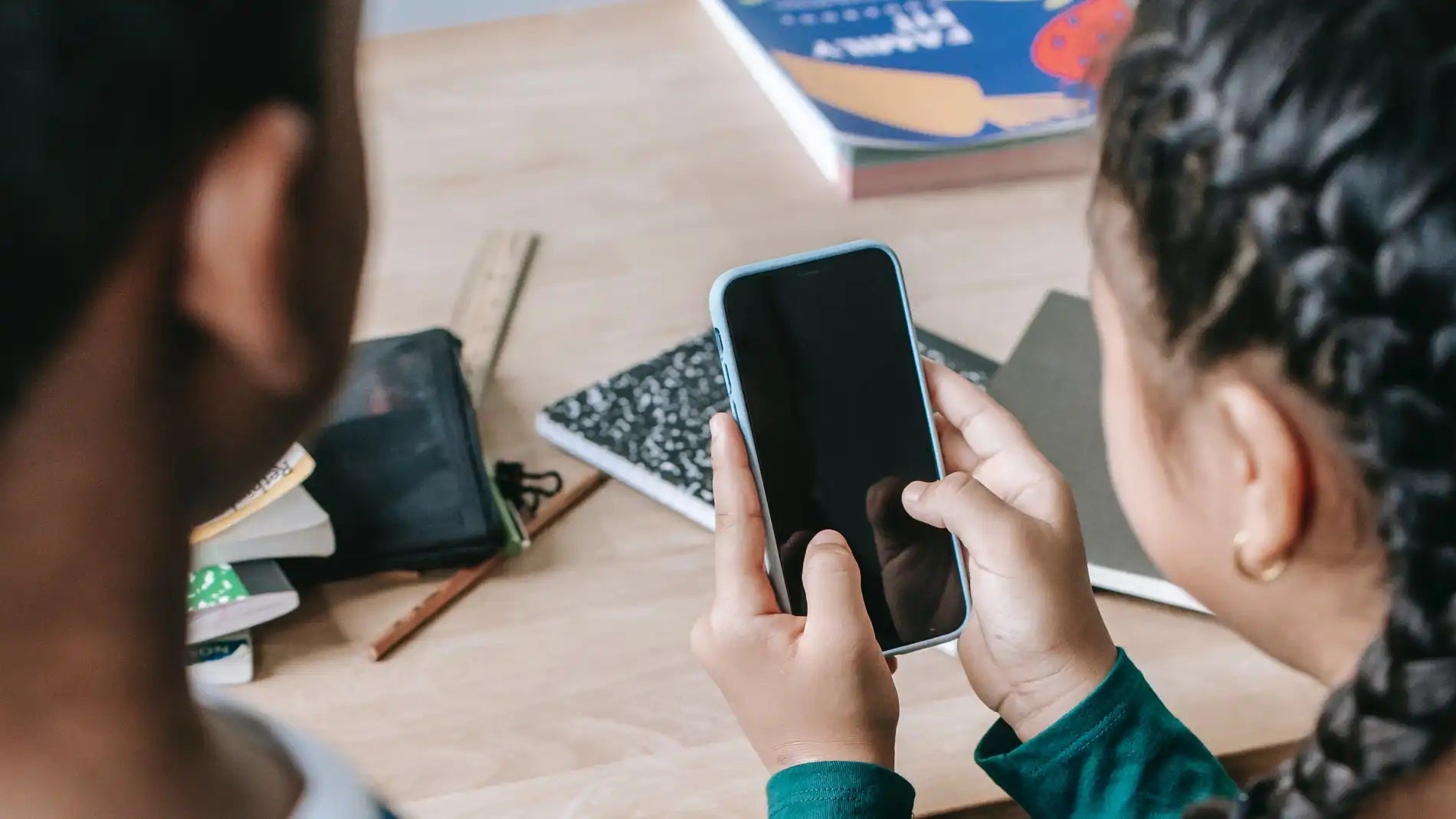 Cantabria prohibirá el uso del móvil en colegios e institutos el próximo curso Cantabria prohibirá el uso del móvil en colegios e institutos el próximo curso