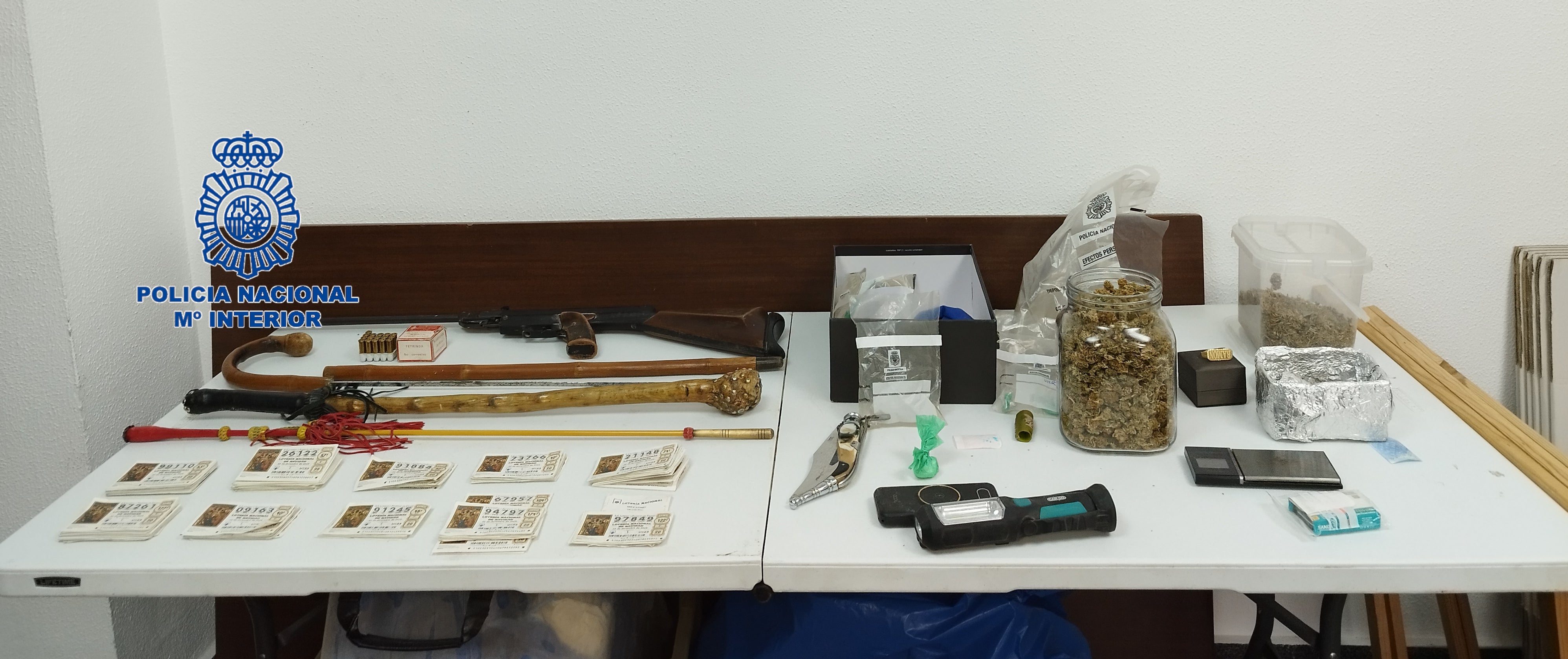 La Policía Nacional detiene en Elda a tres integrantes de una misma familia por venta de droga en el barrio la Tafalera La Policía Nacional detiene en Elda a tres integrantes de una misma familia por venta de droga en el barrio la Tafalera