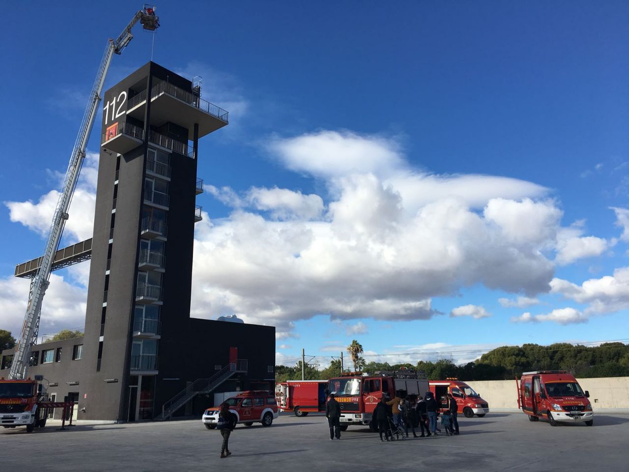 Los bomberos de Alicante recogen juguetes y alimentos para los más necesitados Los bomberos de Alicante recogen juguetes y alimentos para los más necesitados