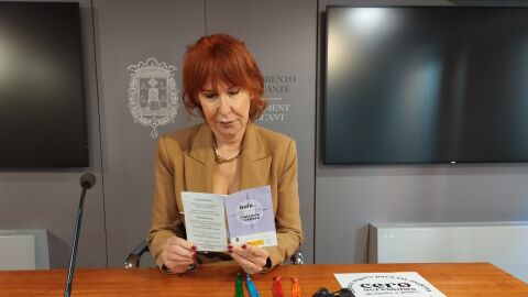 La concejala de Derechos P&uacute;blicos, Bego&ntilde;a Le&oacute;n, con material que se repartir&aacute; en nochevieja