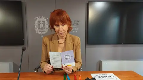 La concejala de Derechos Públicos, Begoña León, con material que se repartirá en nochevieja La concejala de Derechos Públicos, Begoña León, con material que se repartirá en nochevieja