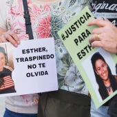 Detalle de una pancarta que reza 'Esther, Traspinedo no te olvida' durante una concentración ciudadana en su recuerdo. 