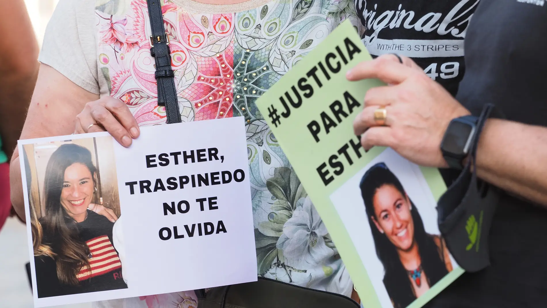Detalle de una pancarta que reza 'Esther, Traspinedo no te olvida' durante una concentración ciudadana en su recuerdo. 