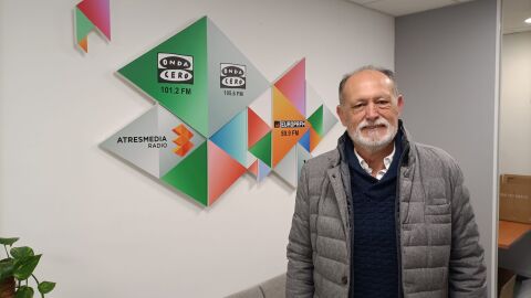 El presidente de AIQBE, José Luis Menéndez, en las instalaciones de Atresmedia Radio.