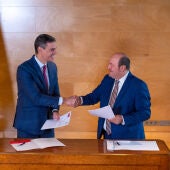 Imagen de archivo del presidente del Gobierno, Pedro Sánchez, y el presidente del PNV, Andoni Ortuzar