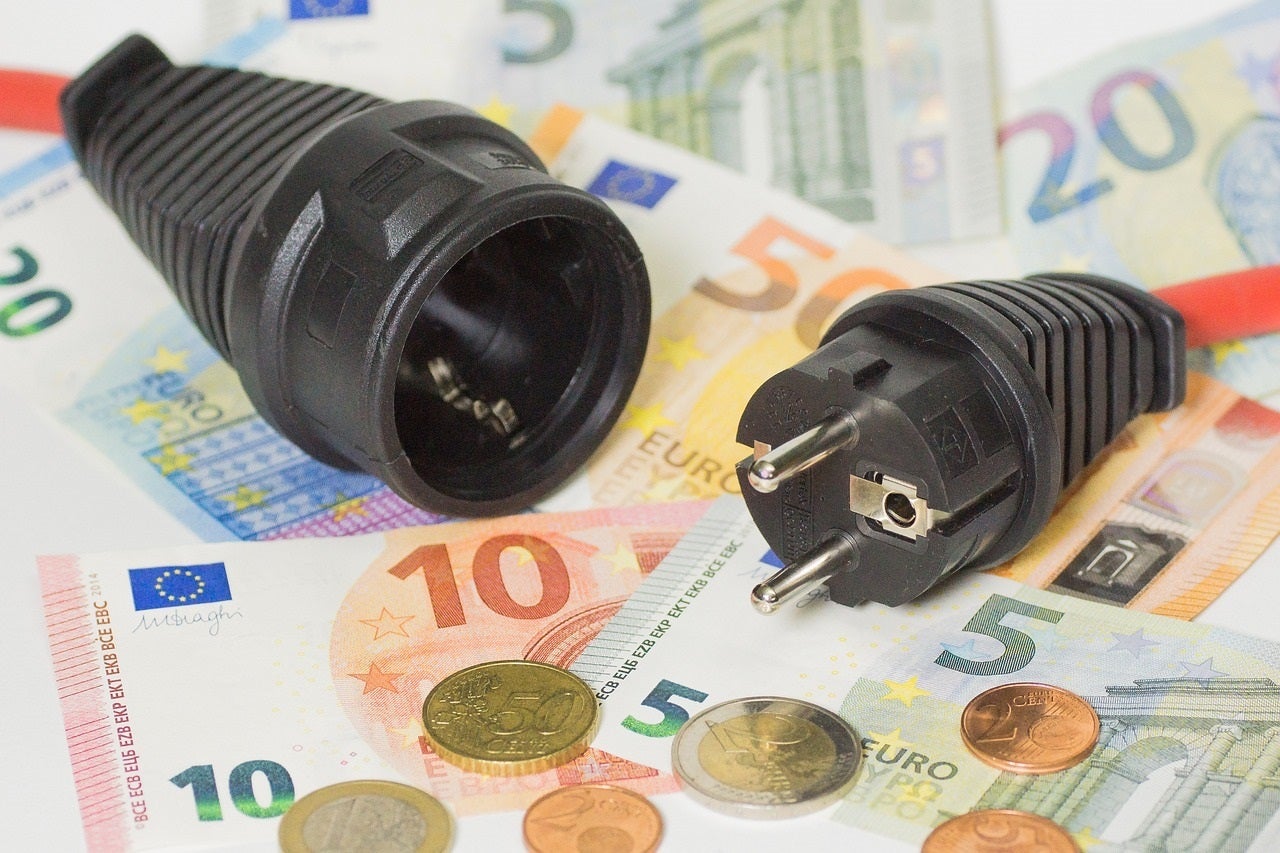 El Gobierno subirá el IVA de la luz "de manera gradual" en los próximos seis meses El Gobierno subirá el IVA de la luz "de manera gradual" en los próximos seis meses