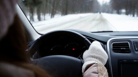 Mujer conduciendo en invierno