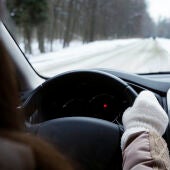 Mujer conduciendo en invierno