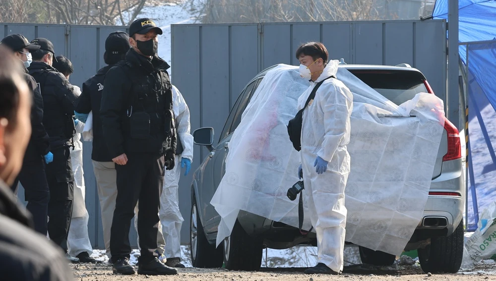 La policía examina un automóvil en un parque en Seúl en el que el actor Lee Sun-kyun fue encontrado muerto.'/ EFE/YONHAP SOUTH KOREA OUT