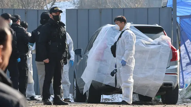La policía examina un automóvil en un parque en Seúl en el que el actor Lee Sun-kyun fue encontrado muerto.'/ EFE/YONHAP SOUTH KOREA OUT La policía examina un automóvil en un parque en Seúl en el que el actor Lee Sun-kyun fue encontrado muerto.'/ EFE/YONHAP SOUTH KOREA OUT