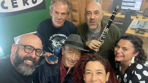 El rebumbio navideño, con Sergio Miró, Junior Melo, Gregorio Figueras, Paco Santana, Carolina Jiménez y Aroa Alemán El rebumbio navideño, con Sergio Miró, Junior Melo, Gregorio Figueras, Paco Santana, Carolina Jiménez y Aroa Alemán
