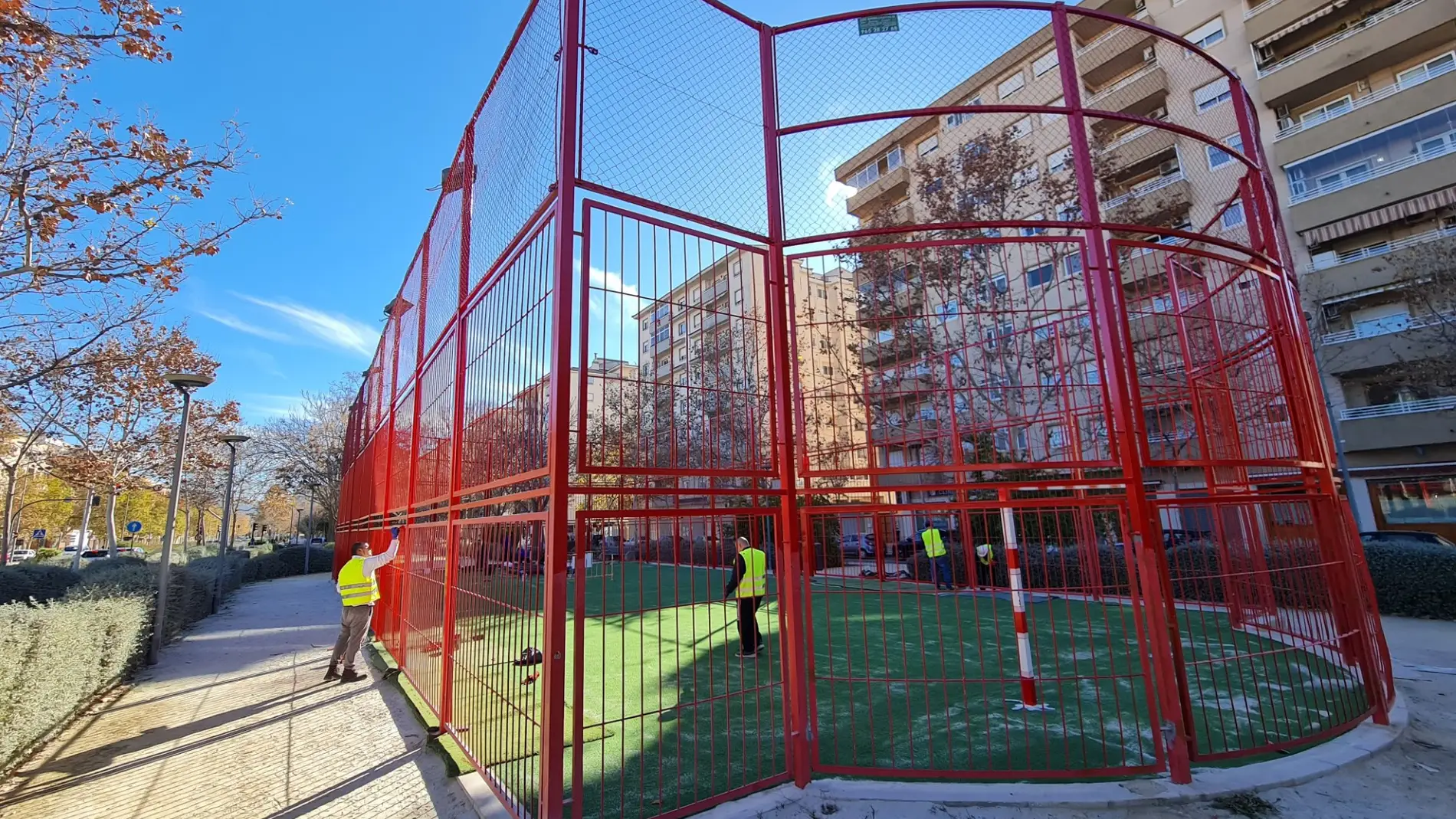 El Ayuntamiento de Elda renueva la pista deportiva de la Avenida de Ronda