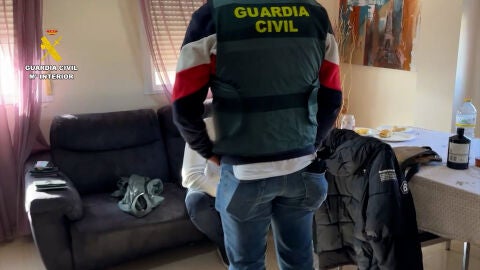 Un agente frente a uno de los secuestradores