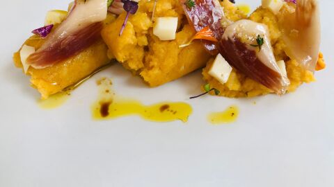 Patatas revolconas especiadas con torta del casar y jam&oacute;n ib&eacute;rico