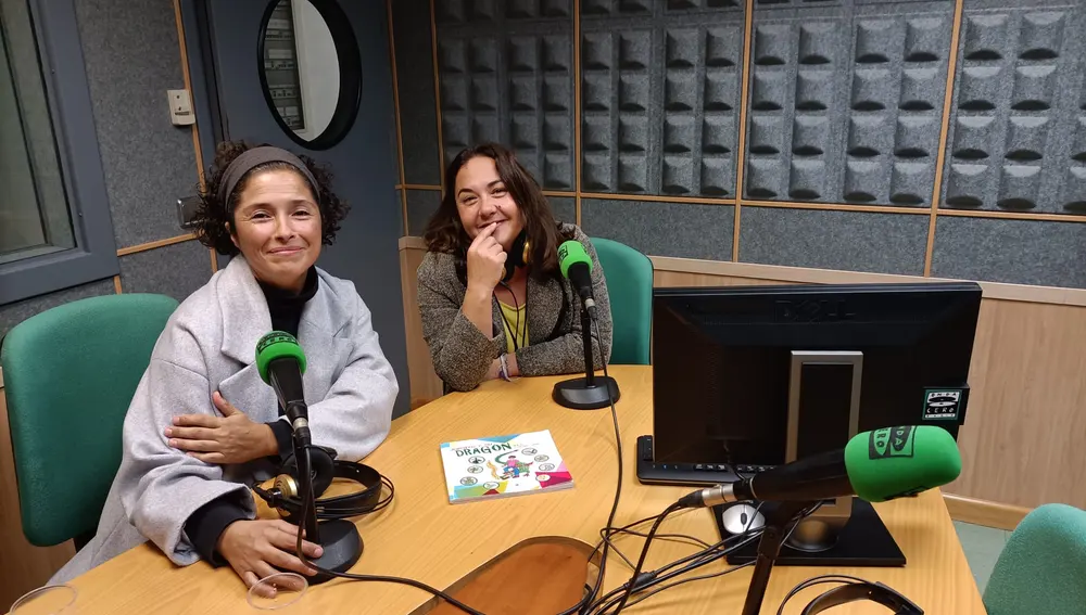 La autora, Rocío Toscano, junto a la pedagoga, Rocío Rico, en los estudios de Onda Cero Huelva.