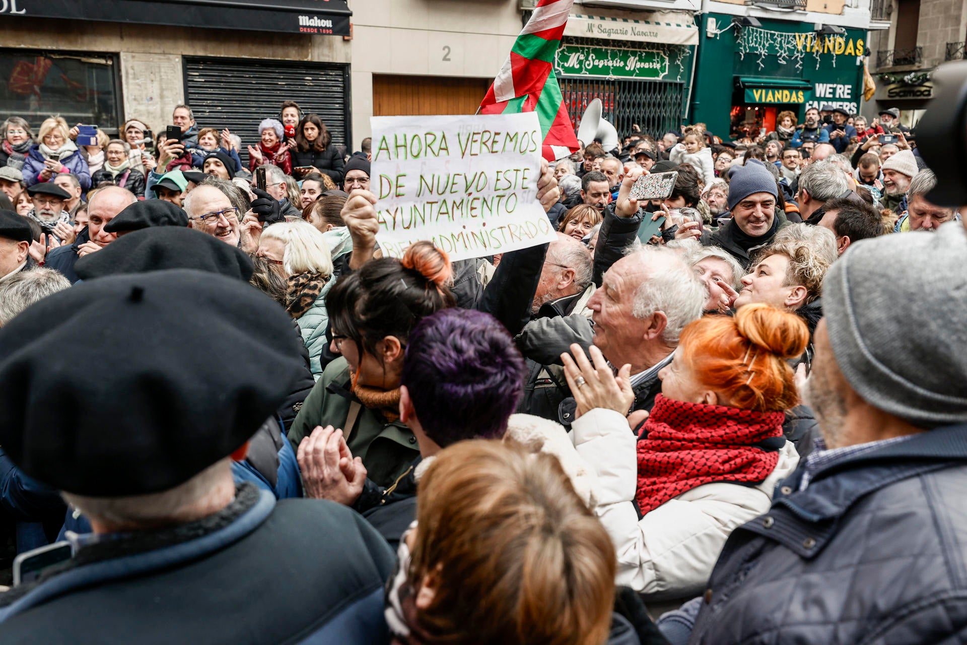 Partidarios de la moción de censura en Pamplona se concentran en la plaza del Ayuntamiento Partidarios de la moción de censura en Pamplona se concentran en la plaza del Ayuntamiento