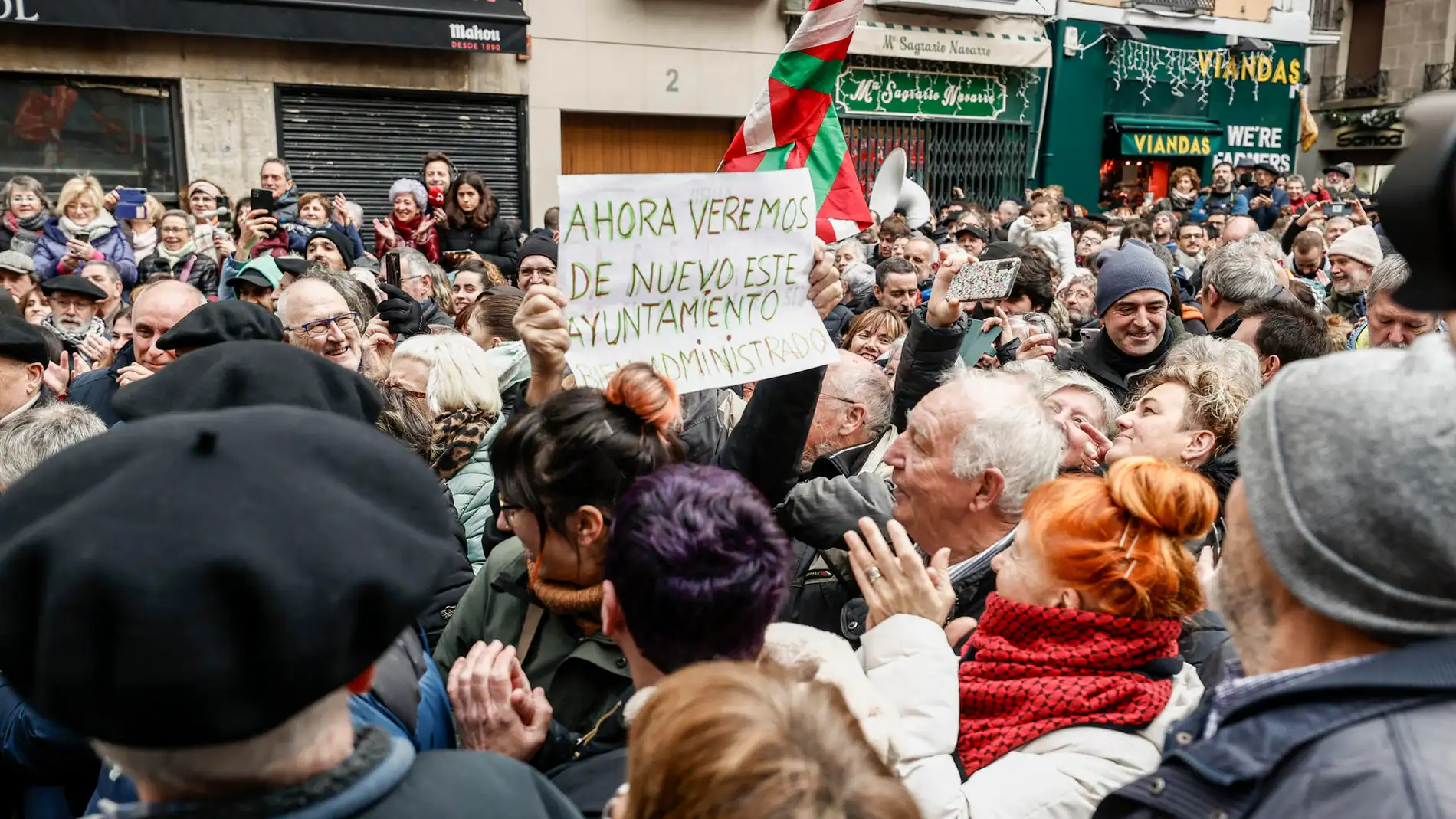 Partidarios y detractores de la moción de censura en Pamplona se concentran en la plaza del Ayuntamiento