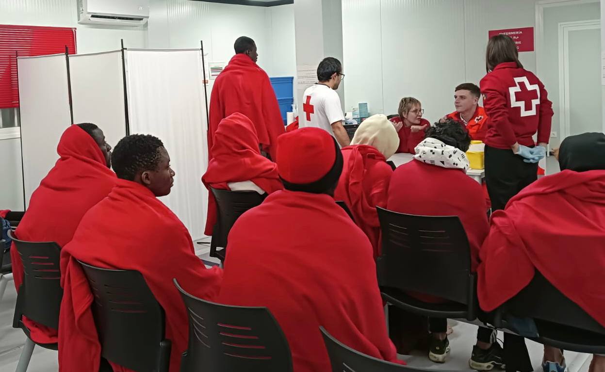 Salvamento Marítimo rescata cerca de Santa Pola una patera a punto de naufragar con 16 personas a bordo Salvamento Marítimo rescata cerca de Santa Pola una patera a punto de naufragar con 16 personas a bordo