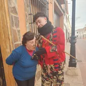 Animero mayor presenta la cruz a una vecina de Almedina Animero mayor presenta la cruz a una vecina de Almedina