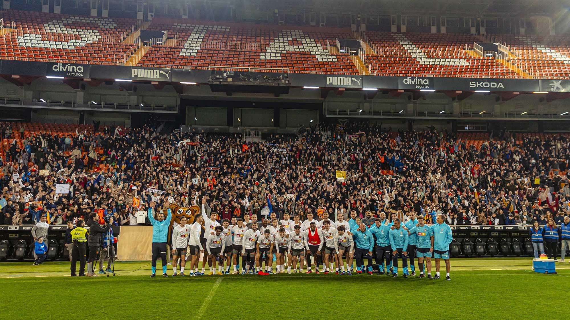 Rubén Baraja y los capitanes se dirigen a los más de 10.000 aficionados presentes en Mestalla Rubén Baraja y los capitanes se dirigen a los más de 10.000 aficionados presentes en Mestalla