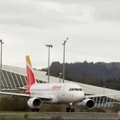 Imagen de archivo de un avión de Iberia mientras se dirige a la pista de despegue en el Aeropuerto de Bilbao en Loiu (Bizkaia). Imagen de archivo de un avión de Iberia mientras se dirige a la pista de despegue en el Aeropuerto de Bilbao en Loiu (Bizkaia).