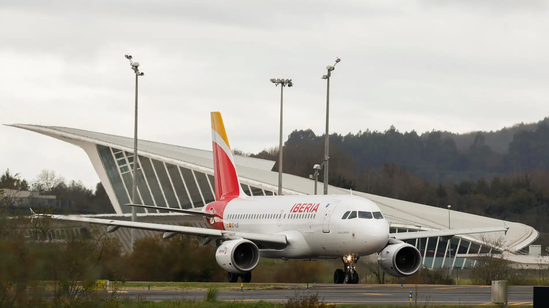 Imagen de archivo de un avión de Iberia mientras se dirige a la pista de despegue en el Aeropuerto de Bilbao en Loiu (Bizkaia).