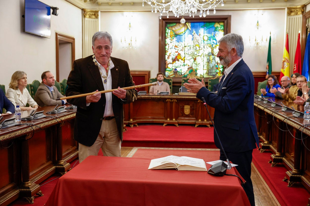 EH Bildu se hace con la Alcaldía de Pamplona gracias al PSOE tras un tenso debate de moción de censura EH Bildu se hace con la Alcaldía de Pamplona gracias al PSOE tras un tenso debate de moción de censura