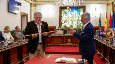 El diputado de EH Bildu, Joseba Asiron (i) con el bastón de mando tras proclamarse alcalde de Pamplona 