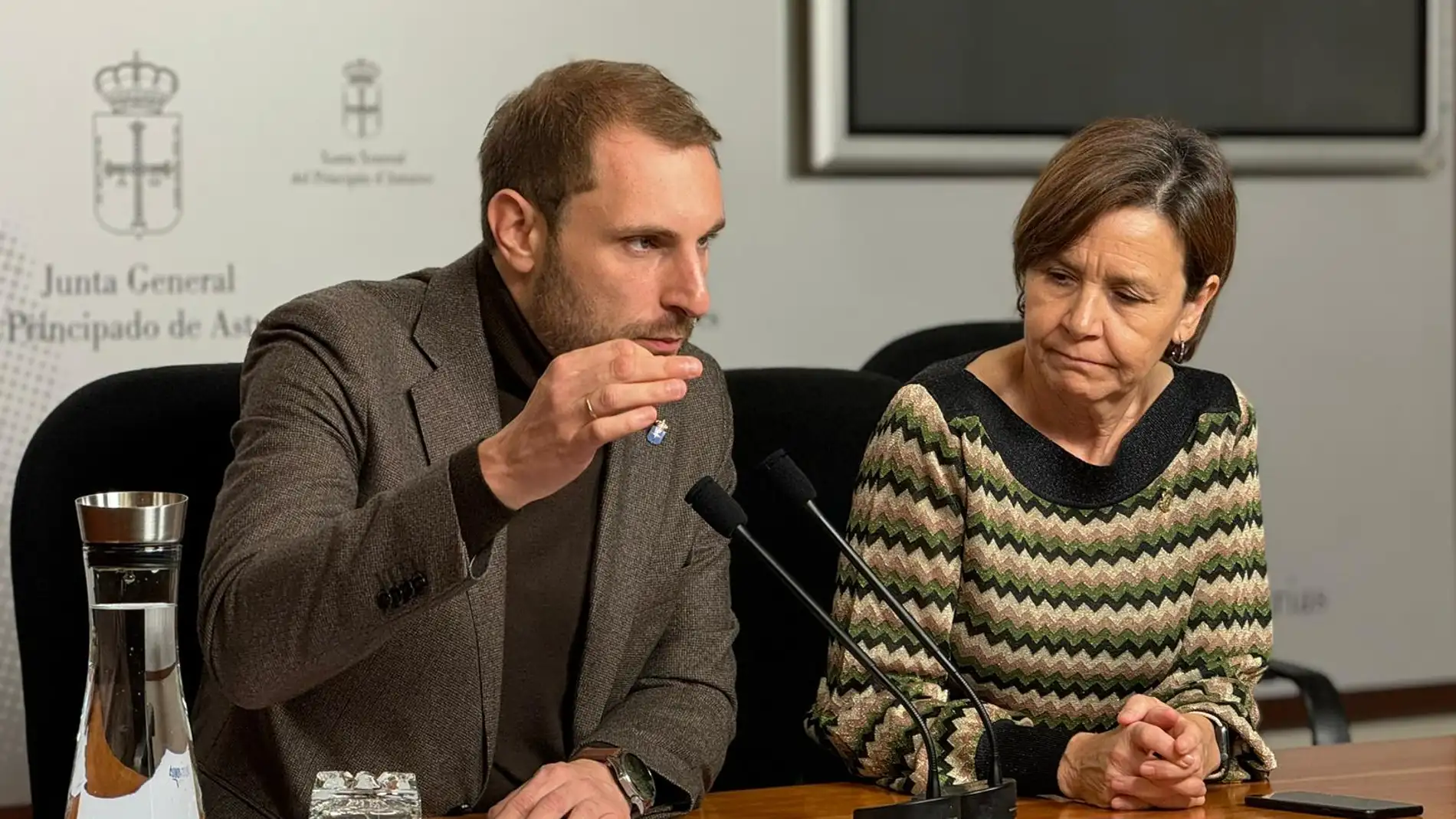 Adrián Pumares y Carmen Moriyón, de Foro Asturias.