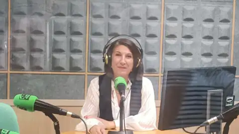La delegada territorial de Turismo, Cultura y Deporte de la Junta de Andalucía, Teresa Herrera, durante la entrevista en los estudios de Onda Cero. La delegada territorial de Turismo, Cultura y Deporte de la Junta de Andalucía, Teresa Herrera, durante la entrevista en los estudios de Onda Cero.