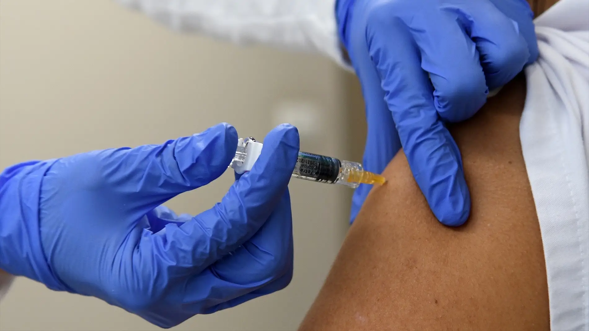 Una persona vacunándose de la gripe