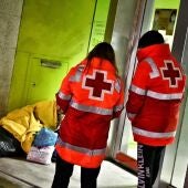 Voluntarios de Cruz Roja atendiendo a un hombre sin hogar