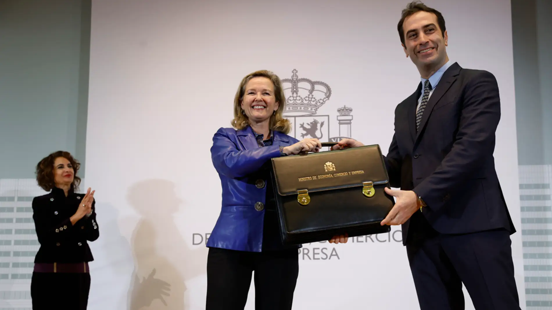  El nuevo ministro de Economía, Carlos Cuerpo, recibe la cartera de manos de su antecesora en el cargo, Nadia Calviño 